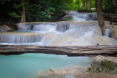 Erawan Şelalesi yaygın olarak kabul edilir (7 adım) burada en büyük ve en güzel şelale olarak kabul edilir, Kanchanaburi, Tayland 'daki Erawan Ulusal Parkı' nda bulunan mavi bir havuzda yüzebiliriz..