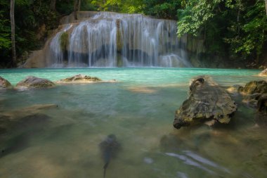 Erawan Şelalesi yaygın olarak kabul edilir (7 adım) burada en büyük ve en güzel şelale olarak kabul edilir, Kanchanaburi, Tayland 'daki Erawan Ulusal Parkı' nda bulunan mavi bir havuzda yüzebiliriz..
