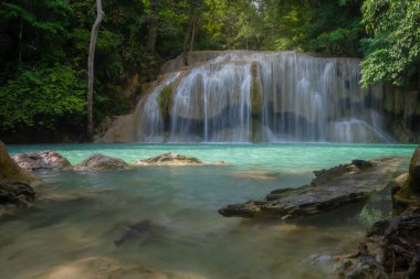 Erawan Şelalesi yaygın olarak kabul edilir (7 adım) burada en büyük ve en güzel şelale olarak kabul edilir, Kanchanaburi, Tayland 'daki Erawan Ulusal Parkı' nda bulunan mavi bir havuzda yüzebiliriz..