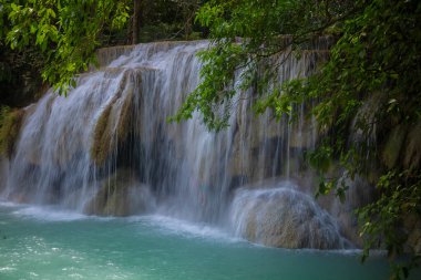 Erawan Şelalesi yaygın olarak kabul edilir (7 adım) burada en büyük ve en güzel şelale olarak kabul edilir, Kanchanaburi, Tayland 'daki Erawan Ulusal Parkı' nda bulunan mavi bir havuzda yüzebiliriz..