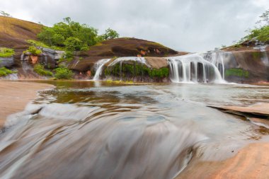 Yağmur mevsiminde Tham Phra Şelalesi 'nin büyük güzelliği, eğlenceli su gösterileri ve slaytları, Bueng Kan eyaleti Tayland
