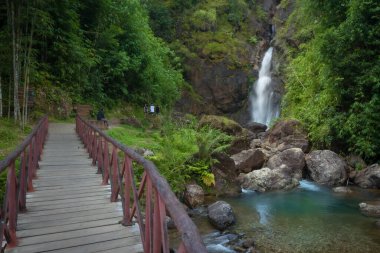 Jokkradin Şelalesi vadinin ortasındaki tek katlıdır. Ban-E Tong köyü Thong Pha Phum, Kanchanaburi Tayland yakınlarında çok güzel ve çarpıcı bir yerdir..