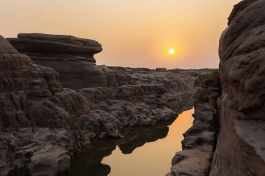 Kaeng Chom Dao, turistler Maekong Nehri 'nin su seviyesi azaldığı için her ay, Kasım-Mayıs aylarında, akıntıların ve doğal kumlu plajların güzelliğini ziyaret edebilirler. Ban Na Tal, Ubon Ratchathani Eyaleti