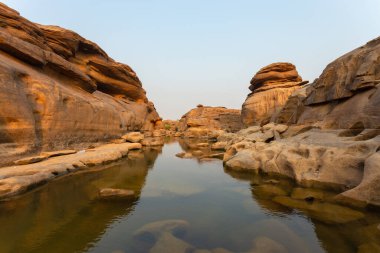 Kaeng Chom Dao, turistler Maekong Nehri 'nin su seviyesi azaldığı için her ay, Kasım-Mayıs aylarında, akıntıların ve doğal kumlu plajların güzelliğini ziyaret edebilirler. Ban Na Tal, Ubon Ratchathani Eyaleti