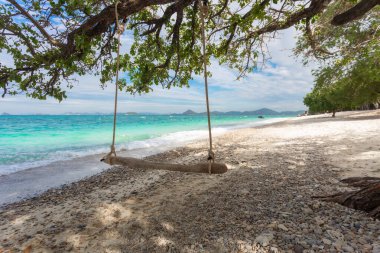 Bir eko-turizm merkezi olan Koh Kham, Sattahip, eko-turizm rotası boyunca dalıp mercan resiflerini ve doğal bitkileri görmek isteyen turistleri karşılıyor. Ayrıca, temiz beyaz bir kumsal ve açık yeşil bir deniz de var..