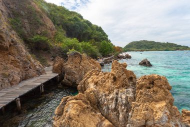 Bir eko-turizm merkezi olan Koh Kham, Sattahip, eko-turizm rotası boyunca dalıp mercan resiflerini ve doğal bitkileri görmek isteyen turistleri karşılıyor. Ayrıca, temiz beyaz bir kumsal ve açık yeşil bir deniz de var..