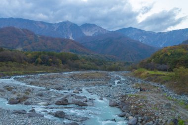 Hakuba Köprüsü 'nün gözlem güvertesi Japonya Alpleri' nin ve köprünün her iki tarafındaki yüzlerce metre uzunluğundaki Hakuba Nagano 'nun güzel bir manzarasını sunar.