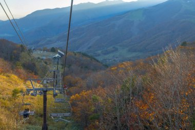 Iwatake Kayak Tesisi 'nin yüksek dağlarında, Japonya Alpleri' nin güzel manzarasını kolayca görebilirsiniz. Özellikle sonbahar mevsiminde, yaprakların renklerini ve dağların tepesini kaplayan karları görebilirsiniz, Hakuba, Nagano, Japonya.