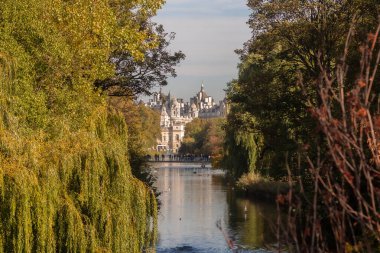 St James 'Park, İngiltere Kraliyet Parkları' nın en eskisidir. Çimlerin üzerinde piknik yapabileceğiniz muhteşem bir parktır. Londra 'nın merasim bölgesinin kalbinde yer almaktadır..