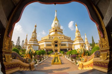 Phra Maha Chedi Chai Mongkol, orta ve kuzeydoğu bölgelerinden Phra Pathom Chedi ve Phra That Phanom 'un Phanam Yoi, Nong Phok, Roi Et Bölgesi' nde yer aldığı çağdaş sanat eserlerini kullanan büyük ve zarif bir manastır.