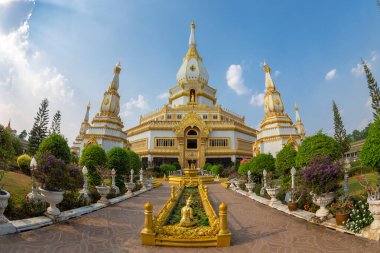 Phra Maha Chedi Chai Mongkol, orta ve kuzeydoğu bölgelerinden Phra Pathom Chedi ve Phra That Phanom 'un Phanam Yoi, Nong Phok, Roi Et Bölgesi' nde yer aldığı çağdaş sanat eserlerini kullanan büyük ve zarif bir manastır.