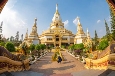 Phra Maha Chedi Chai Mongkol, orta ve kuzeydoğu bölgelerinden Phra Pathom Chedi ve Phra That Phanom 'un Phanam Yoi, Nong Phok, Roi Et Bölgesi' nde yer aldığı çağdaş sanat eserlerini kullanan büyük ve zarif bir manastır.