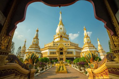 Phra Maha Chedi Chai Mongkol, orta ve kuzeydoğu bölgelerinden Phra Pathom Chedi ve Phra That Phanom 'un Phanam Yoi, Nong Phok, Roi Et Bölgesi' nde yer aldığı çağdaş sanat eserlerini kullanan büyük ve zarif bir manastır.