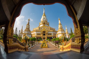 Phra Maha Chedi Chai Mongkol, orta ve kuzeydoğu bölgelerinden Phra Pathom Chedi ve Phra That Phanom 'un Phanam Yoi, Nong Phok, Roi Et Bölgesi' nde yer aldığı çağdaş sanat eserlerini kullanan büyük ve zarif bir manastır.