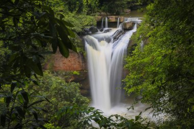 Haew Suwat Şelalesi tek katmanlı bir şelaledir, çok büyük değildir, 25 metre yüksekliğindedir ve yağmur mevsiminde çok fazla su vardır. Korat 'taki Khao Yai Milli Parkı' nda yer almaktadır.