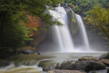 Haew Suwat Şelalesi tek katmanlı bir şelaledir, çok büyük değildir, 25 metre yüksekliğindedir ve yağmur mevsiminde çok fazla su vardır. Korat 'taki Khao Yai Milli Parkı' nda yer almaktadır.