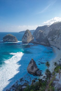 Diamond Beach, Nusa Penida Adası 'nda ünlü bir plajdır. Beyaz kum, berrak mavi deniz, garip şekilli uçurumlar, Ağaç Evi 'nin bakış açısından çok uzak değil, Bali, Endonezya