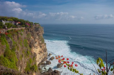 Uluwatu Tapınağı Bali 'deki altı büyük tapınaktan biridir. Bali 'nin deniz tanrısına ibadet etmek için yapılmış kutsal bir sütun olan bir Hindu tapınağı. Deniz seviyesinden 70 metre yükseklikteki dik bir tepede yer almaktadır.