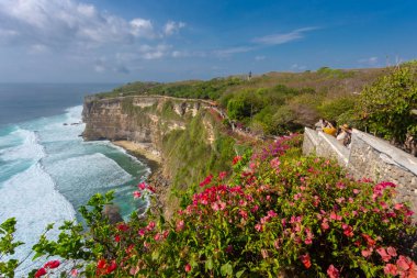 Uluwatu Tapınağı Bali 'deki altı büyük tapınaktan biridir. Bali 'nin deniz tanrısına ibadet etmek için yapılmış kutsal bir sütun olan bir Hindu tapınağı. Deniz seviyesinden 70 metre yükseklikteki dik bir tepede yer almaktadır.
