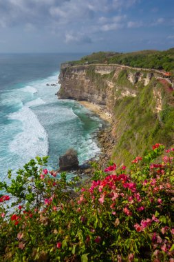 Uluwatu Tapınağı Bali 'deki altı büyük tapınaktan biridir. Bali 'nin deniz tanrısına ibadet etmek için yapılmış kutsal bir sütun olan bir Hindu tapınağı. Deniz seviyesinden 70 metre yükseklikteki dik bir tepede yer almaktadır.