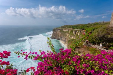 Uluwatu Tapınağı Bali 'deki altı büyük tapınaktan biridir. Bali 'nin deniz tanrısına ibadet etmek için yapılmış kutsal bir sütun olan bir Hindu tapınağı. Deniz seviyesinden 70 metre yükseklikteki dik bir tepede yer almaktadır.