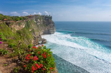 Uluwatu Tapınağı Bali 'deki altı büyük tapınaktan biridir. Bali 'nin deniz tanrısına ibadet etmek için yapılmış kutsal bir sütun olan bir Hindu tapınağı. Deniz seviyesinden 70 metre yükseklikteki dik bir tepede yer almaktadır.