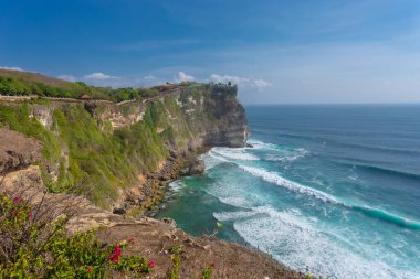 Uluwatu Tapınağı Bali 'deki altı büyük tapınaktan biridir. Bali 'nin deniz tanrısına ibadet etmek için yapılmış kutsal bir sütun olan bir Hindu tapınağı. Deniz seviyesinden 70 metre yükseklikteki dik bir tepede yer almaktadır.