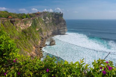 Uluwatu Tapınağı Bali 'deki altı büyük tapınaktan biridir. Bali 'nin deniz tanrısına ibadet etmek için yapılmış kutsal bir sütun olan bir Hindu tapınağı. Deniz seviyesinden 70 metre yükseklikteki dik bir tepede yer almaktadır.