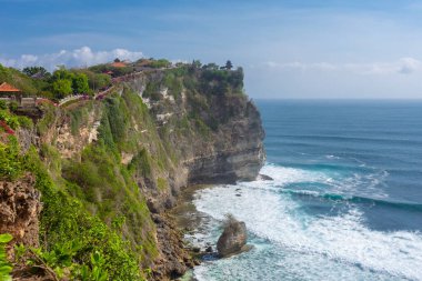 Uluwatu Tapınağı Bali 'deki altı büyük tapınaktan biridir. Bali 'nin deniz tanrısına ibadet etmek için yapılmış kutsal bir sütun olan bir Hindu tapınağı. Deniz seviyesinden 70 metre yükseklikteki dik bir tepede yer almaktadır.