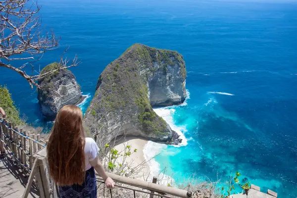 Kelingking Sahili 'nin beyaz kumlu plajı ve denize dökülen dinozorlara benzeyen eşsiz tepeler Nusa Penida Adası, Bali, Endonezya' nın ünlü plajlarıdır.