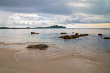 Koh Phayam, Ranong Eyaleti 'ndeki ikinci büyük adadır. Güzel bir manzarası, huzurlu, bir sürü güzel tatil köyü ve toplum yaşam tarzı var. Myanmar yakınlarında Andaman Denizi 'nde yer almaktadır.