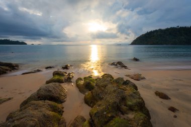 Koh Phayam, Ranong Eyaleti 'ndeki ikinci büyük adadır. Güzel bir manzarası, huzurlu, bir sürü güzel tatil köyü ve toplum yaşam tarzı var. Myanmar yakınlarında Andaman Denizi 'nde yer almaktadır.