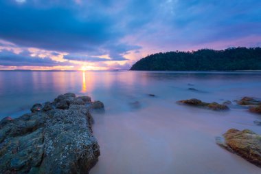 Koh Phayam, Ranong Eyaleti 'ndeki ikinci büyük adadır. Güzel bir manzarası, huzurlu, bir sürü güzel tatil köyü ve toplum yaşam tarzı var. Myanmar yakınlarında Andaman Denizi 'nde yer almaktadır.