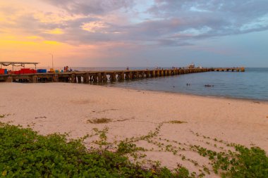 Eski Hua Hin Balıkçılık İskelesi sadece önemli bir iskele değil, aynı zamanda yerlilerin gün batımında dinlenip dinlenebilecekleri bir yer, Hua Hin, Prachuap Khiri Khan