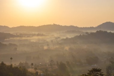 Wat Kong Niam, Khao Kho, Phetchabun, Wat Kong Niam 'ın arkasında yer alan, kışın ve yağmur mevsiminde sis denizi için ünlü bir bakış açısı.