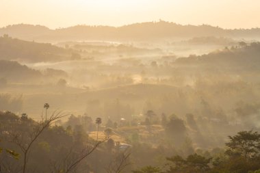 Wat Kong Niam, Khao Kho, Phetchabun, Wat Kong Niam 'ın arkasında yer alan, kışın ve yağmur mevsiminde sis denizi için ünlü bir bakış açısı.
