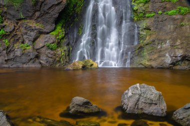 Khlong Lan Şelalesi Tayland 'ın en güzel ve büyük şelalelerinden biridir. Şelalenin tepesindeki alan geniş bir ovadır. Şelalenin altında yüzebileceğiniz büyük bir havuz var. Khlong Lan Şelalesi Ulusal Parkı 'nda yer almaktadır.