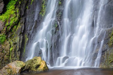 Khlong Lan Şelalesi Tayland 'ın en güzel ve büyük şelalelerinden biridir. Şelalenin tepesindeki alan geniş bir ovadır. Şelalenin altında yüzebileceğiniz büyük bir havuz var. Khlong Lan Şelalesi Ulusal Parkı 'nda yer almaktadır.