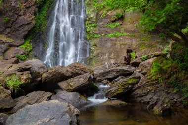 Khlong Lan Şelalesi Tayland 'ın en güzel ve büyük şelalelerinden biridir. Şelalenin tepesindeki alan geniş bir ovadır. Şelalenin altında yüzebileceğiniz büyük bir havuz var. Khlong Lan Şelalesi Ulusal Parkı 'nda yer almaktadır.