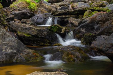 Khlong Lan Şelalesi Tayland 'ın en güzel ve büyük şelalelerinden biridir. Şelalenin tepesindeki alan geniş bir ovadır. Şelalenin altında yüzebileceğiniz büyük bir havuz var. Khlong Lan Şelalesi Ulusal Parkı 'nda yer almaktadır.