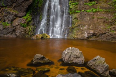 Khlong Lan Şelalesi Tayland 'ın en güzel ve büyük şelalelerinden biridir. Şelalenin tepesindeki alan geniş bir ovadır. Şelalenin altında yüzebileceğiniz büyük bir havuz var. Khlong Lan Şelalesi Ulusal Parkı 'nda yer almaktadır.
