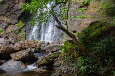 Khlong Lan Şelalesi Tayland 'ın en güzel ve büyük şelalelerinden biridir. Şelalenin tepesindeki alan geniş bir ovadır. Şelalenin altında yüzebileceğiniz büyük bir havuz var. Khlong Lan Şelalesi Ulusal Parkı 'nda yer almaktadır.