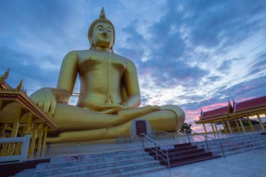 Wat Muang, Ang Thong ilindeki eski bir tapınaktır. Büyük Buda heykeli 2008 yılında inşa edildi. Tayland 'ın en büyüğü ve buraya ibadet etmek ve dua etmek için gelmeniz gereken bir yer.