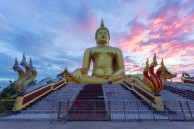 Wat Muang, Ang Thong ilindeki eski bir tapınaktır. Büyük Buda heykeli 2008 yılında inşa edildi. Tayland 'ın en büyüğü ve buraya ibadet etmek ve dua etmek için gelmeniz gereken bir yer.