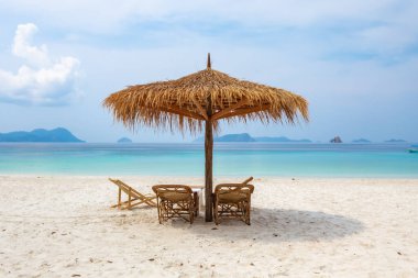 Nyaung Oo fee Adası, Myanmar 'ın en ünlü adalarından biridir. Beyaz kumlu bir plajı, kristal berrak bir suyu ve Ranong, Tayland' ın karşısındaki deniz şakayığı tarlalarıyla dolu güzel bir su altı dünyası vardır.