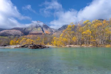 Kamikochi 'nin dağları, vahşi yaşamı, dereleri ve iyi havası olan güzel bir atmosferi vardır. Özellikle sonbahar mevsiminde, Japon Alpleri' nin bir kısmı olan Nagano 'da.