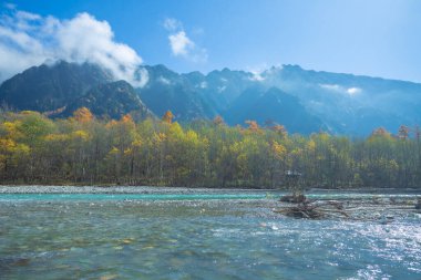 Kamikochi 'nin dağları, vahşi yaşamı, dereleri ve iyi havası olan güzel bir atmosferi vardır. Özellikle sonbahar mevsiminde, Japon Alpleri' nin bir kısmı olan Nagano 'da..