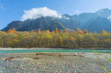 Kamikochi 'nin dağları, vahşi yaşamı, dereleri ve iyi havası olan güzel bir atmosferi vardır. Özellikle sonbahar mevsiminde, Japon Alpleri' nin bir kısmı olan Nagano 'da..