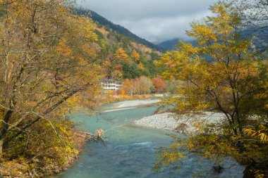 Kamikochi 'nin dağları, vahşi yaşamı, dereleri ve iyi havası olan güzel bir atmosferi vardır. Özellikle sonbahar mevsiminde, Japon Alpleri' nin bir kısmı olan Nagano 'da..