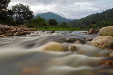 Khiriwong köyünün cazibesi sakinliği, kırsal yaşam deneyimi ve vadinin ortasındaki bir köyün atmosferidir. Nakhon Si Thammarat 'ın akan su sesini dinlerler. 